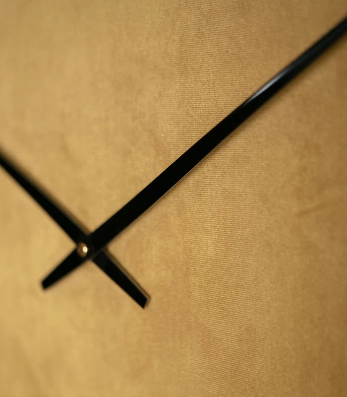 WOOOD Renske Wandklok - Velvet - Okergeel - 5x62x62 6 WOOOD Renske Wandklok - Velvet - Okergeel - 5x62x62 - Afbeelding 4